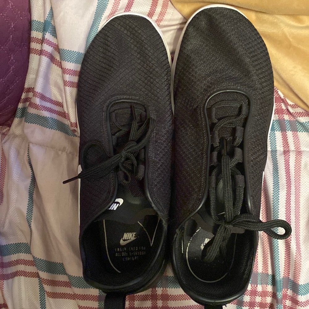 Nike air motion 2- size 10.5
